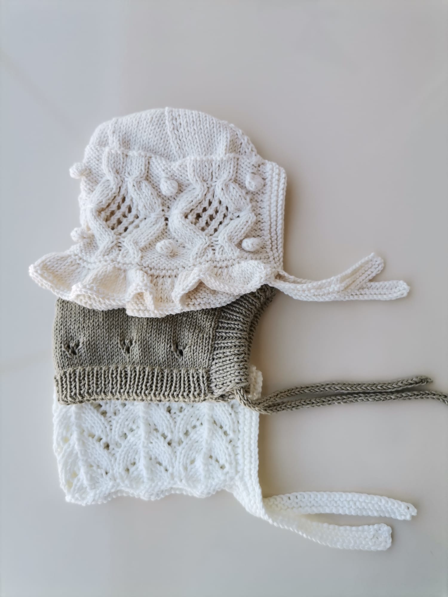 Beyaz ve gri dantelli bebek bere koleksiyonu el örgüsü