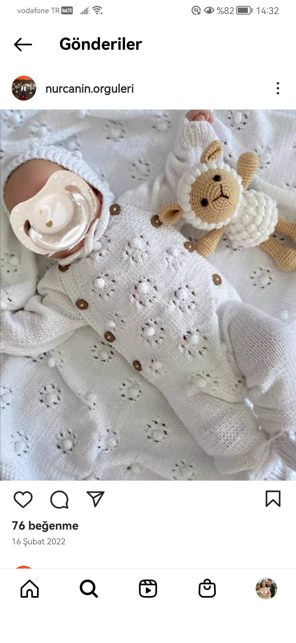 Beyaz ponponlu bebek bere tulum kombini hastane çıkışı