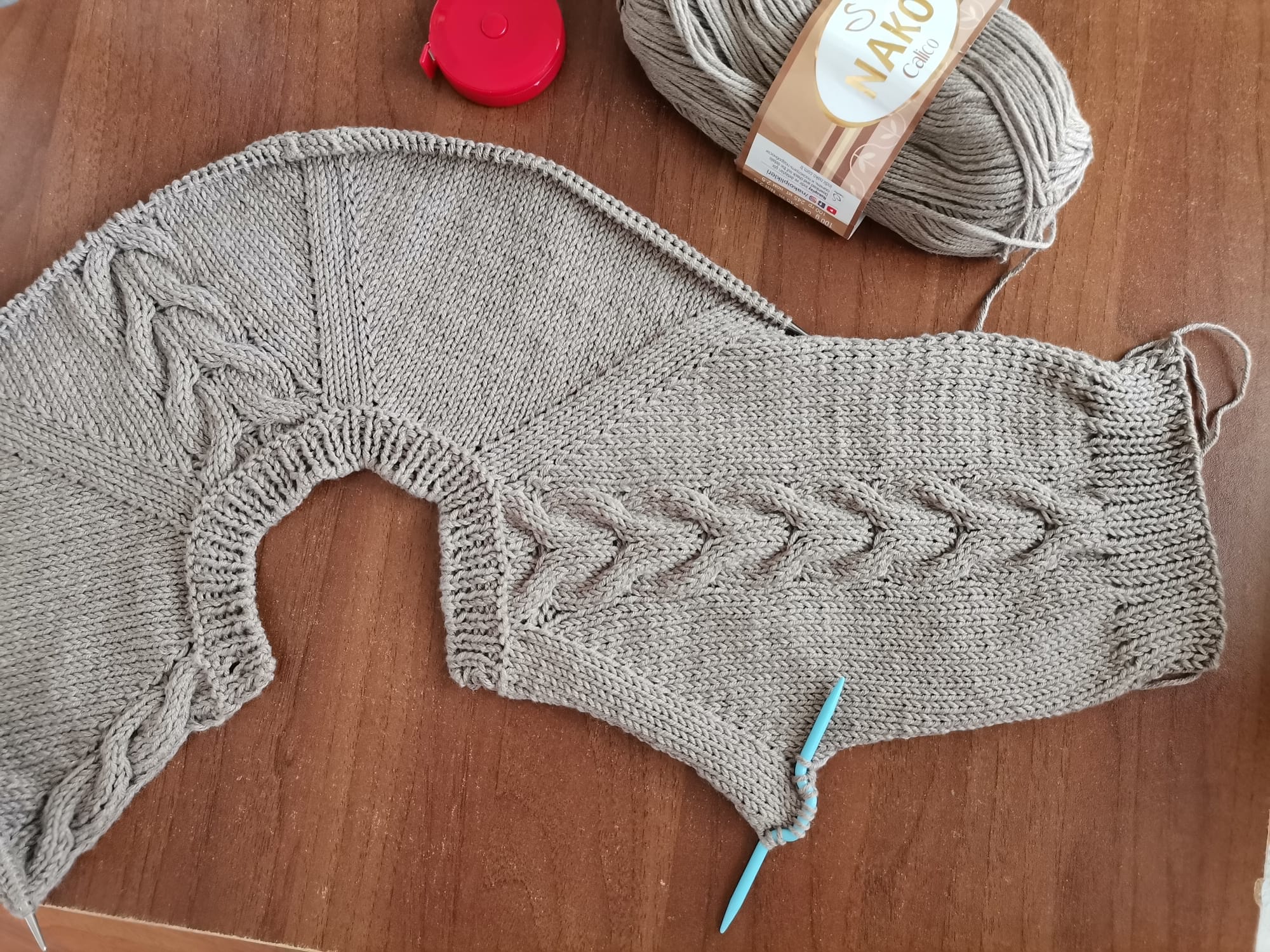 Gri bonnet bebek beresi düz örgü yakından görünüm