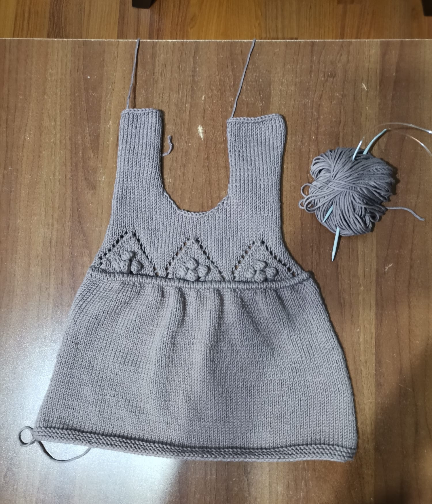 Gri ponponlu askılı diş buğdayı elbisesi