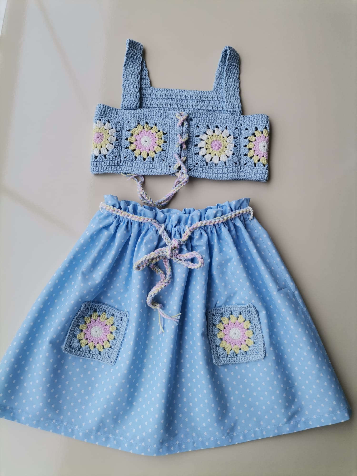 Granny square motifli tığ işi bebek elbisesi mavi etek