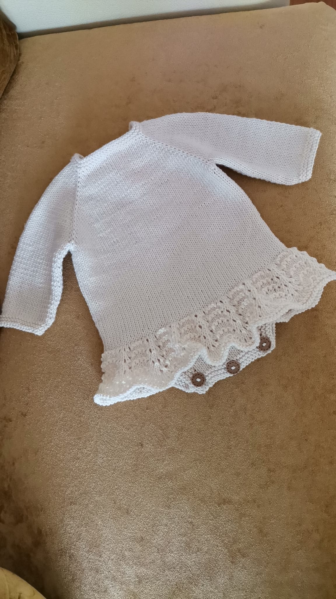 Beyaz dantel etekli bebek hırkası tığ işi bordür