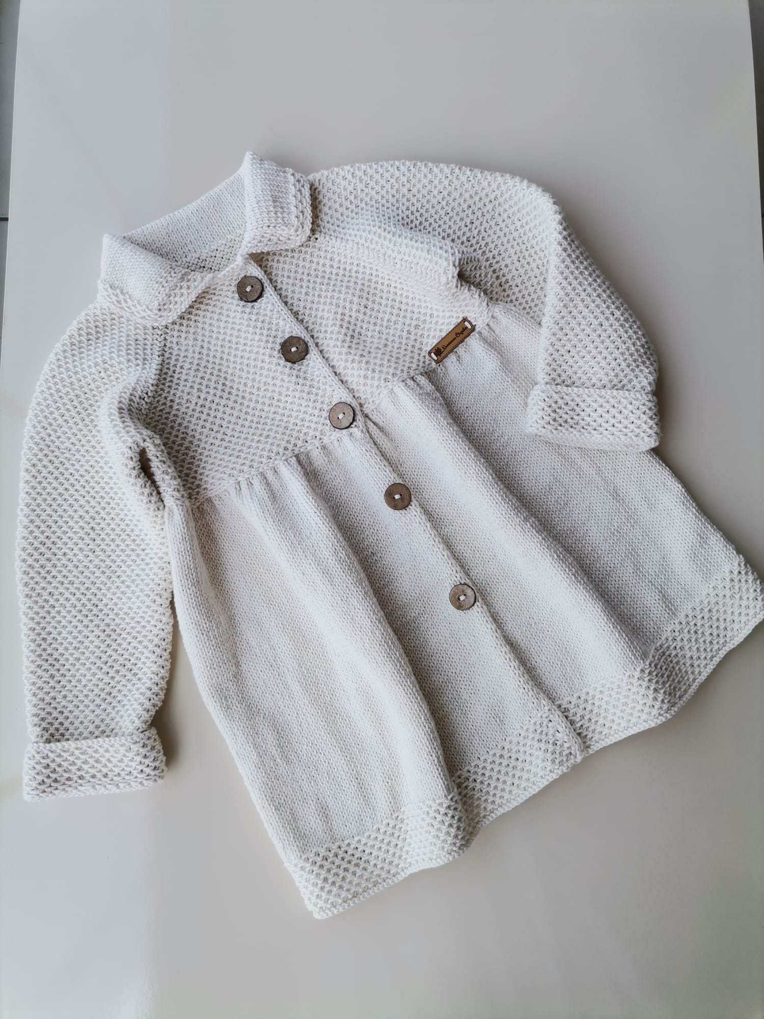 Beyaz dugmeli yakali bebek hirkasi modeli