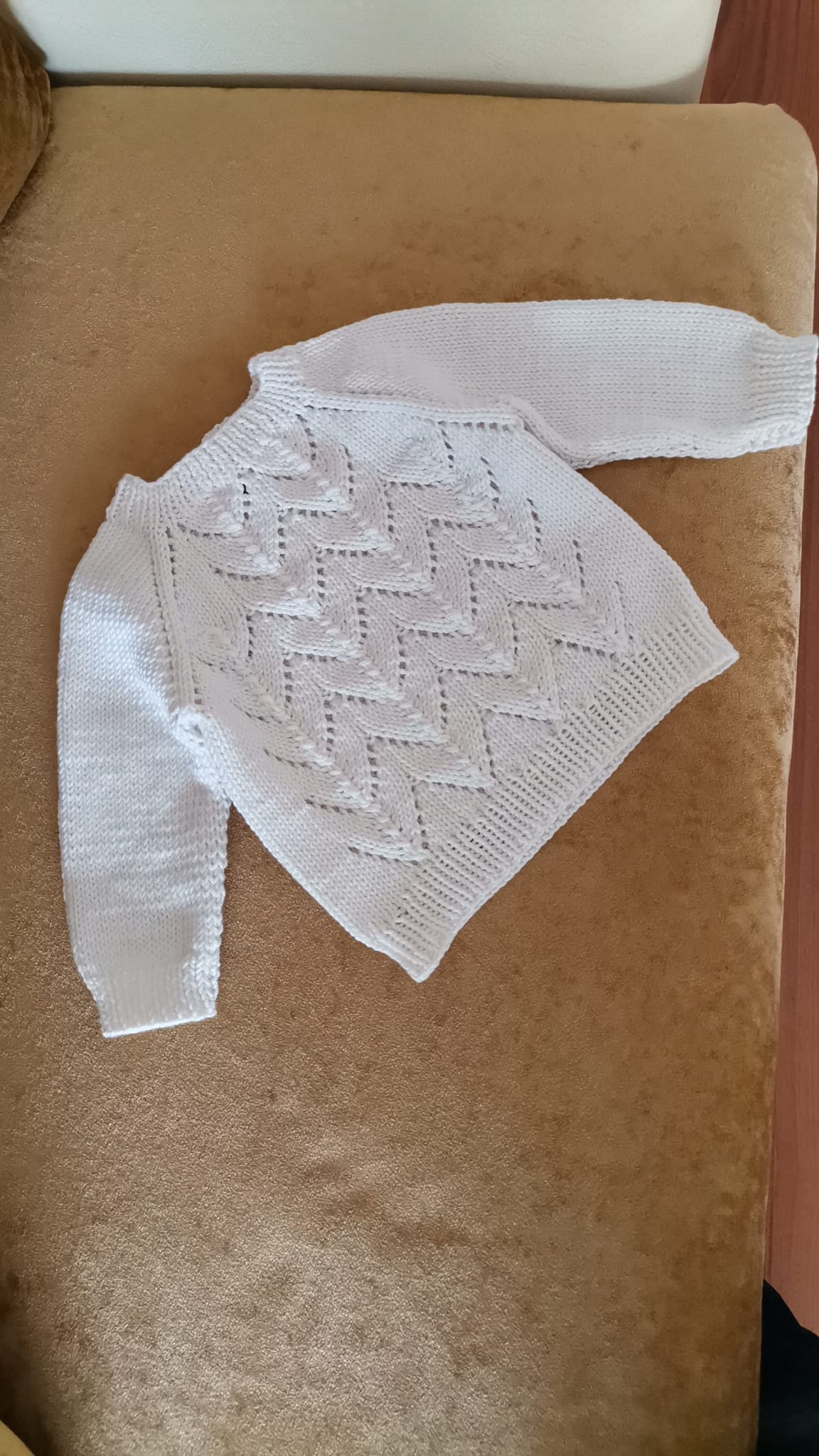 Beyaz zigzag desenli bebek hırkası ajurlu el örgüsü