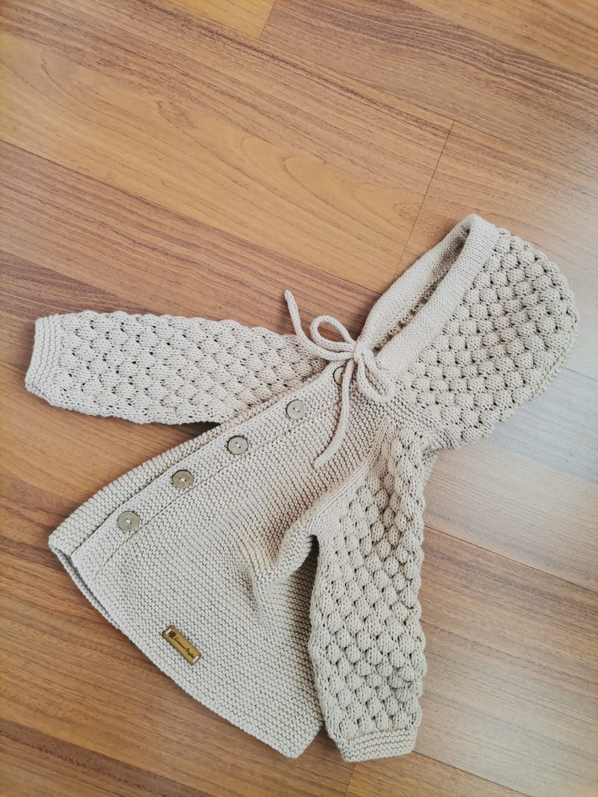 Kapusonlu krem bebek hirkasi modeli