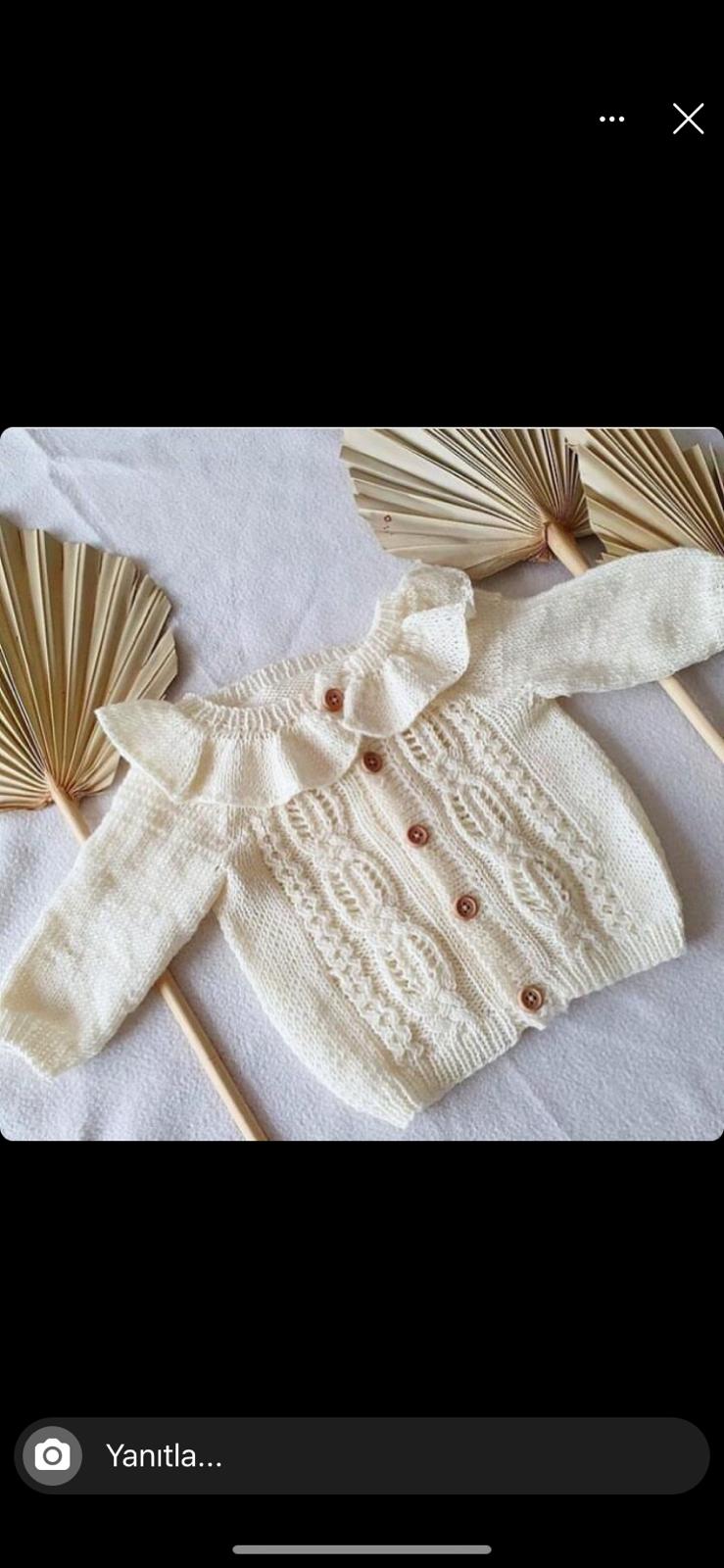 Krem fırfır yakalı burgu desenli bebek hırkası el örgüsü
