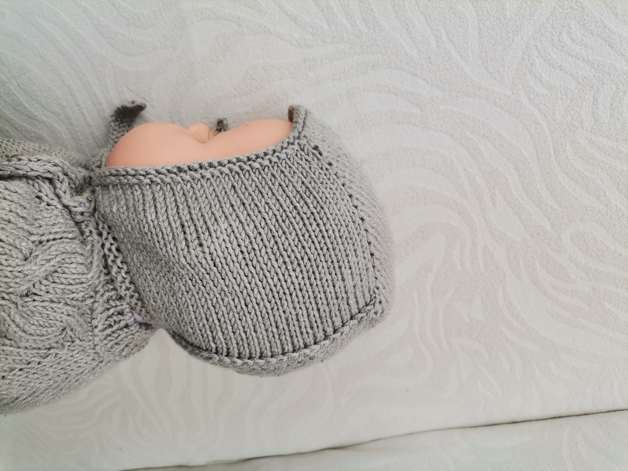 Burgu desenli gri bebek patik yakından görünüm