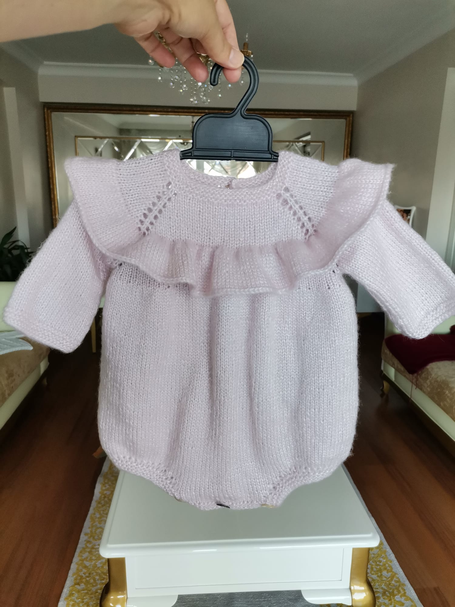 Lila fırfırlı askılı bebek romperi el örgüsü