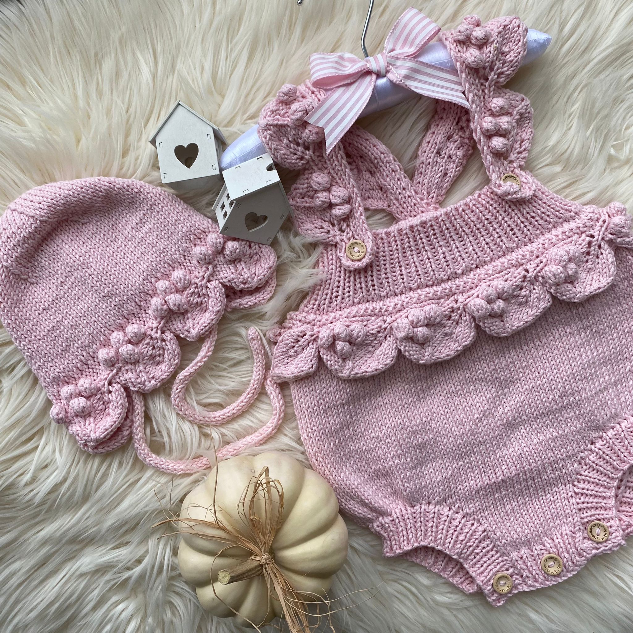 Pembe ponponlu bebek romper bere seti el örgüsü fotoğraf