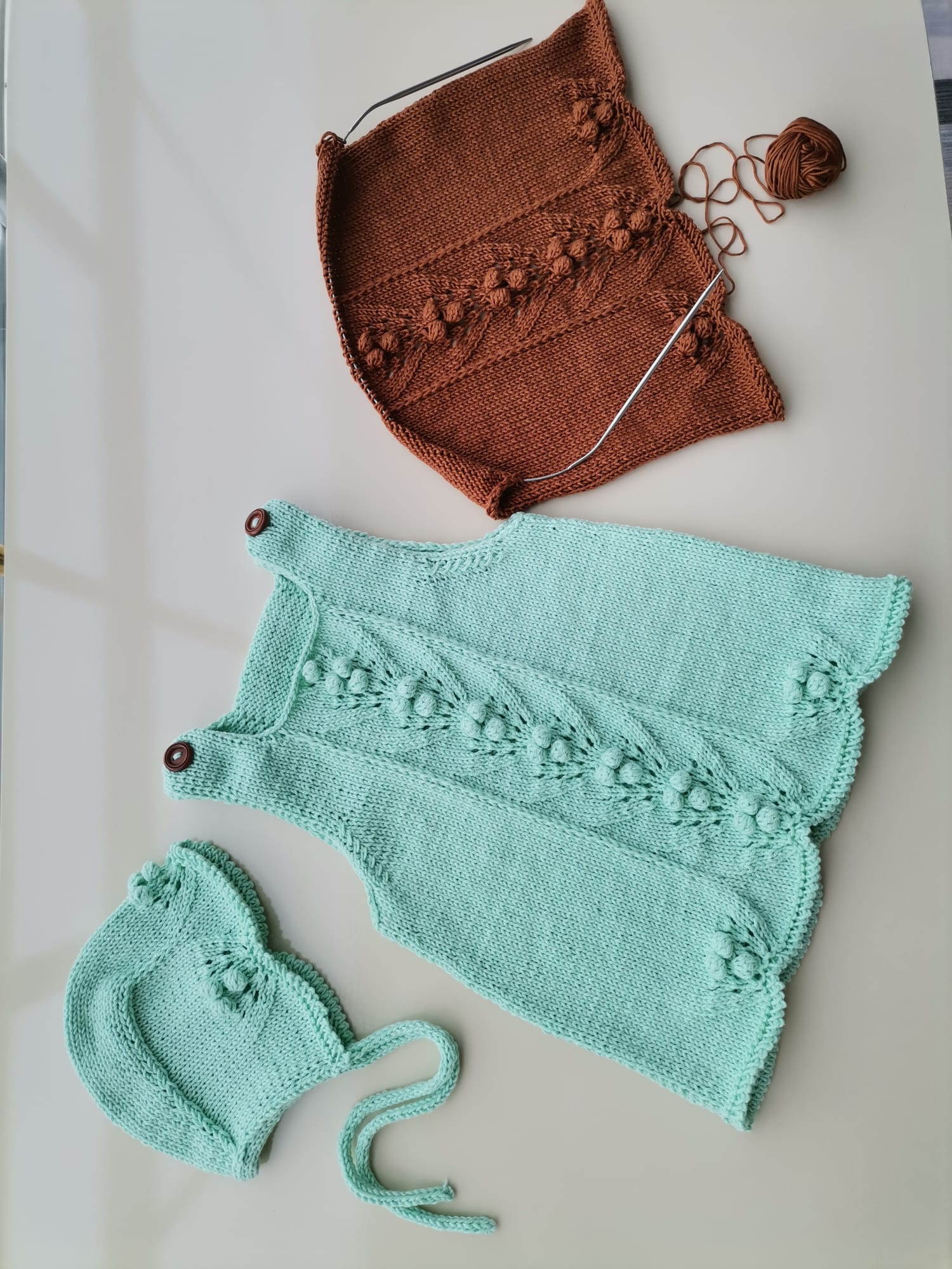 Mint ponponlu bebek yelek bere seti tomurcuk deseni