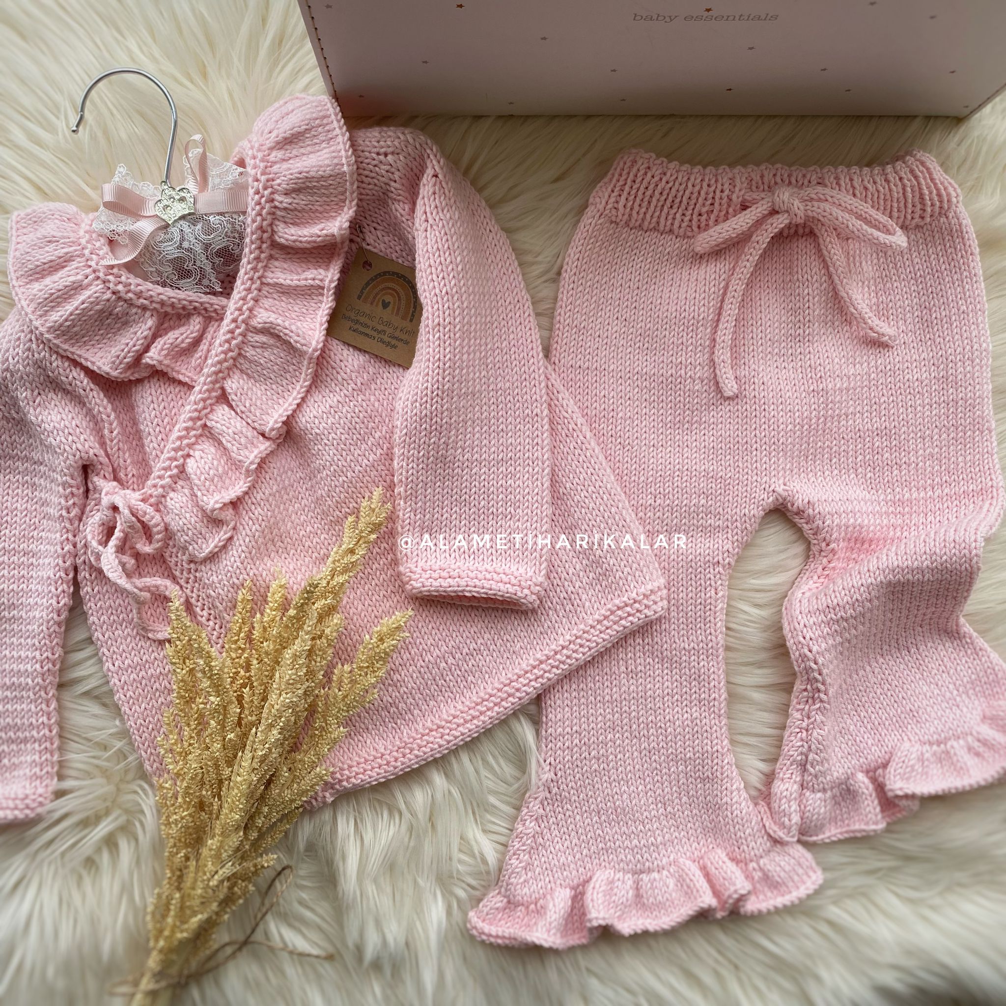 Örgü bebek takım modelleri 2026 hırka pantolon bere setleri