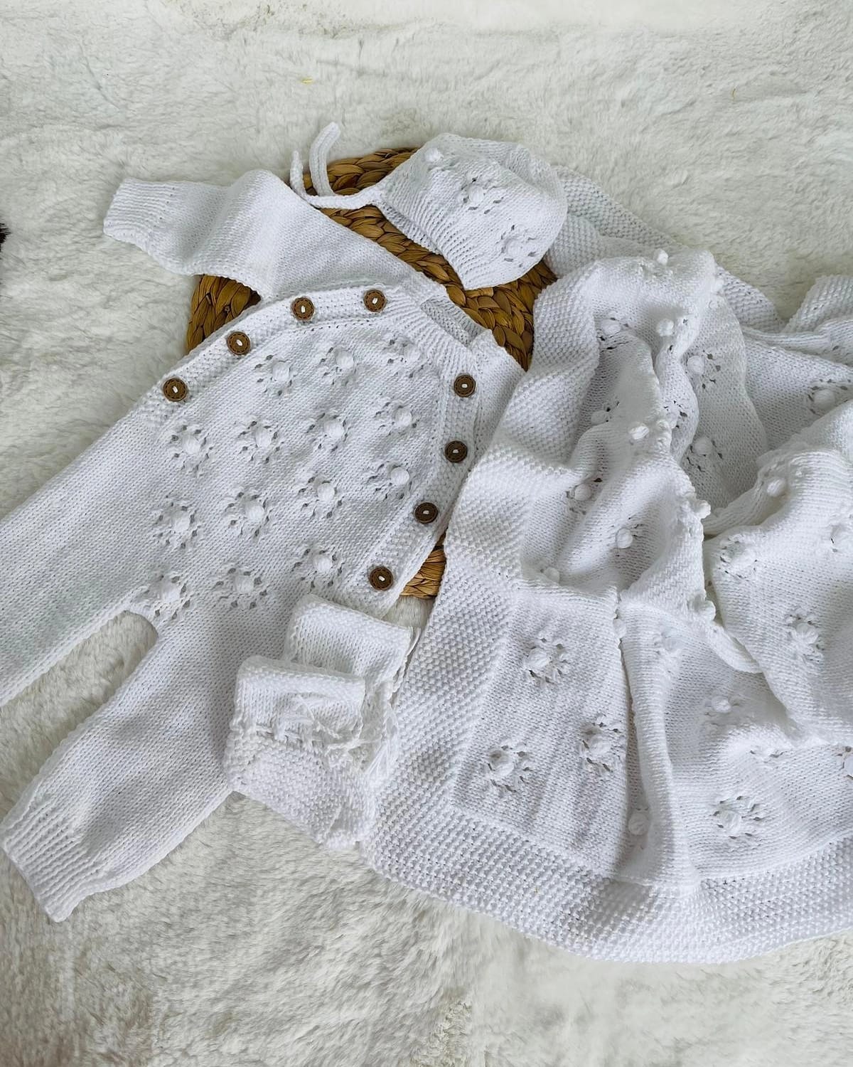 Beyaz ponponlu bebek hırkası tulum seti detay