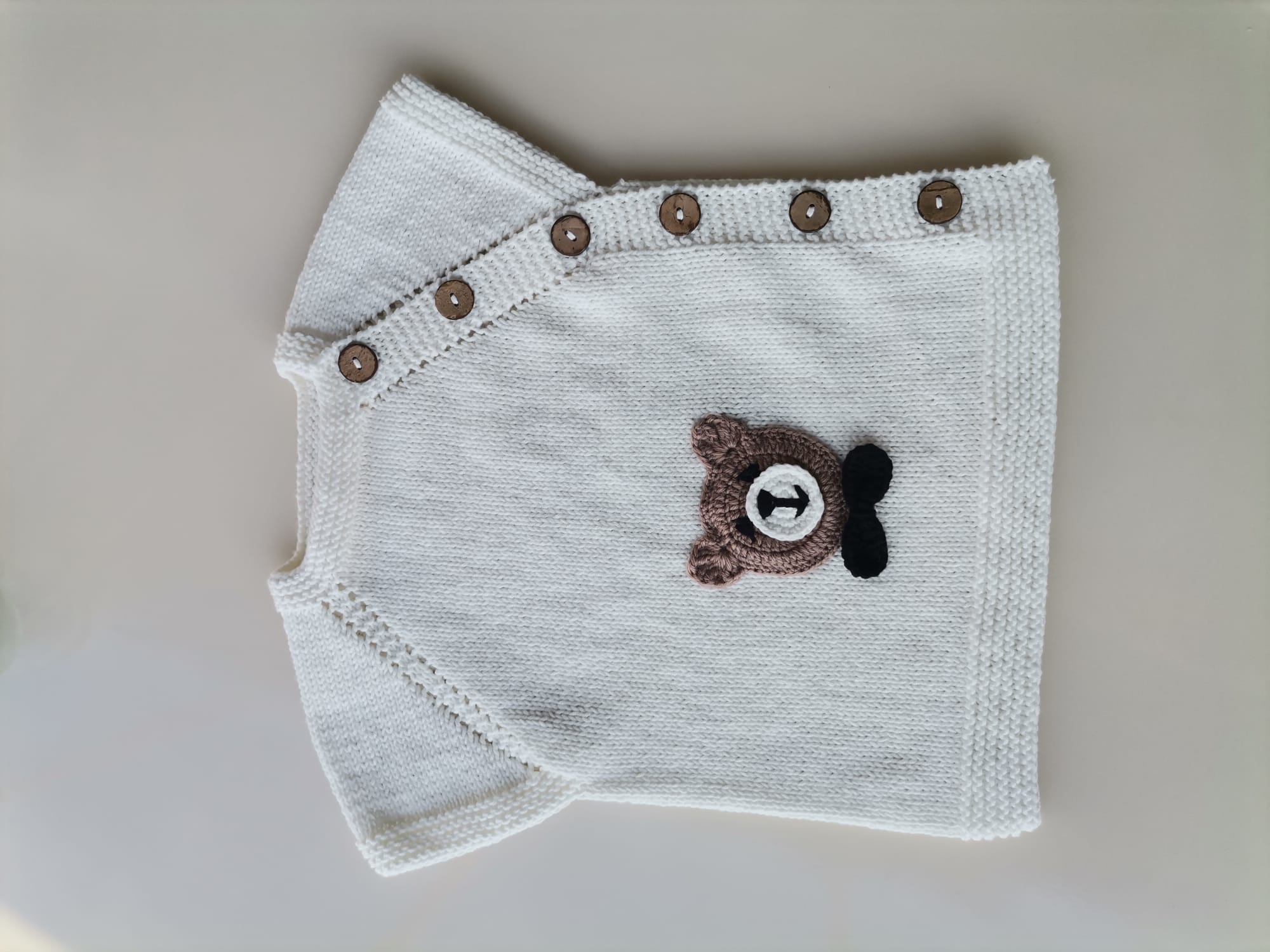 Ayicik aplikeli beyaz bebek yelegi el orgusu dugmeli sevimli model