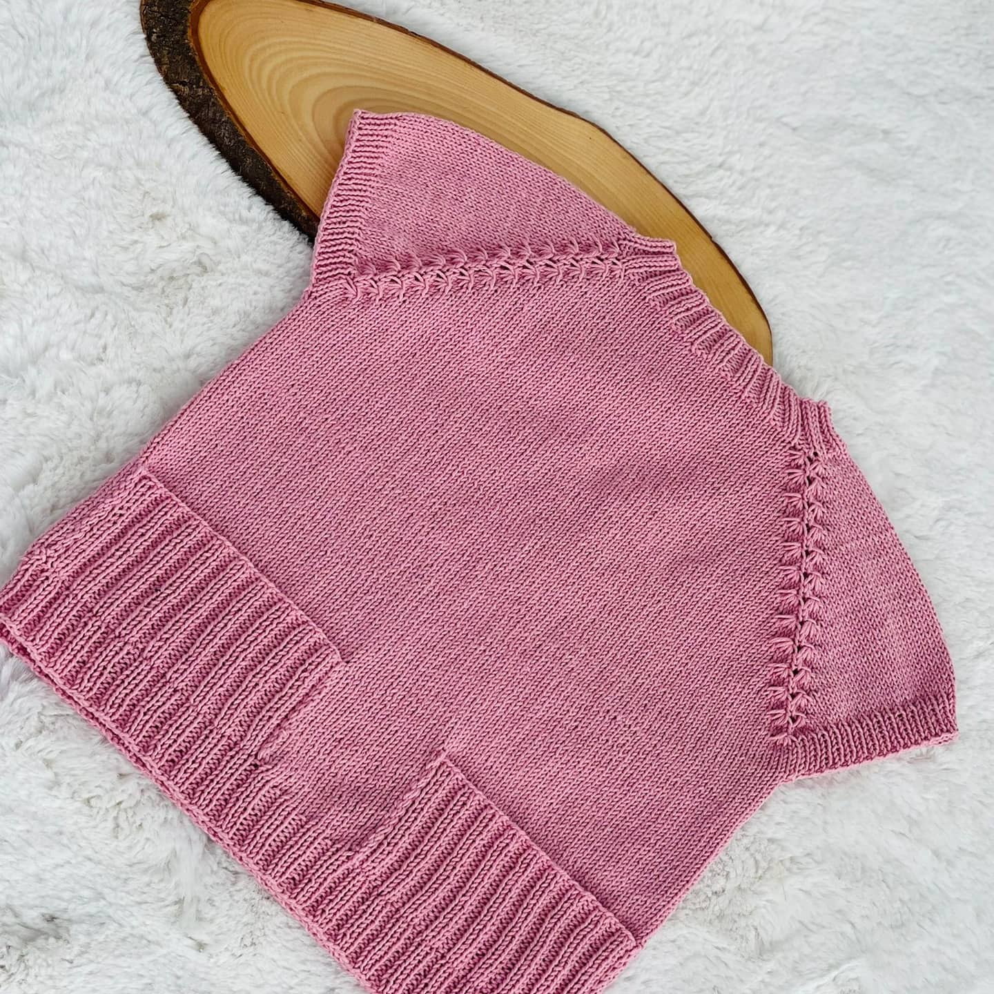 Kisa kollu bebek yelegi reglan kol orgu modeli